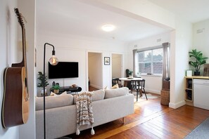 Smart TV, stereo - Stylish 2BR Apartment Opposite Bondi Beach (Bondi Beach)