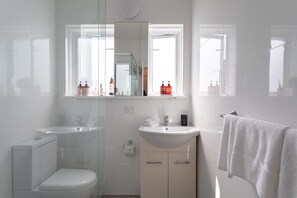 Douche, sèche-cheveux