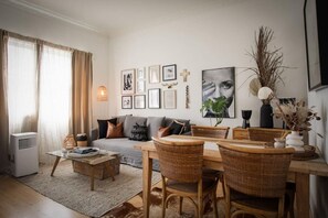 Smart TV, stereo - Modern 2BR Boho Apt One Block From The Beach (Bondi Beach)