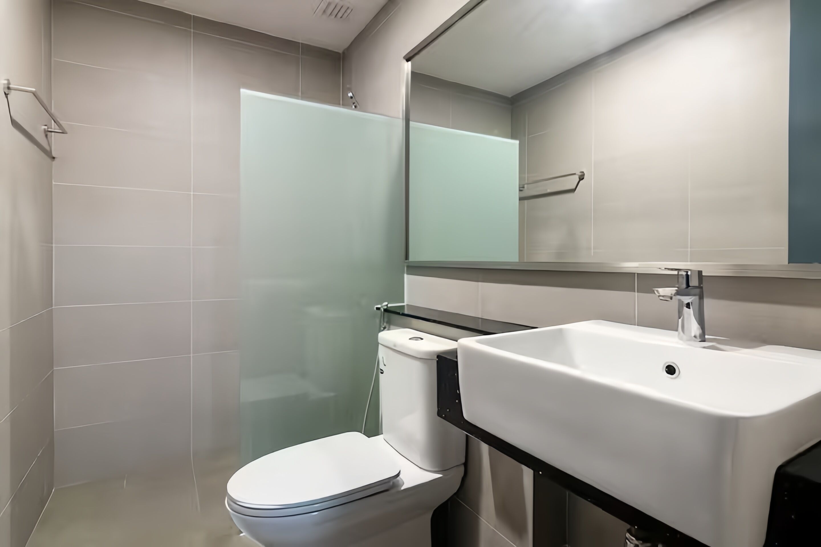 Superior Apartment | Bathroom | Shower, hair dryer, bidet, towels