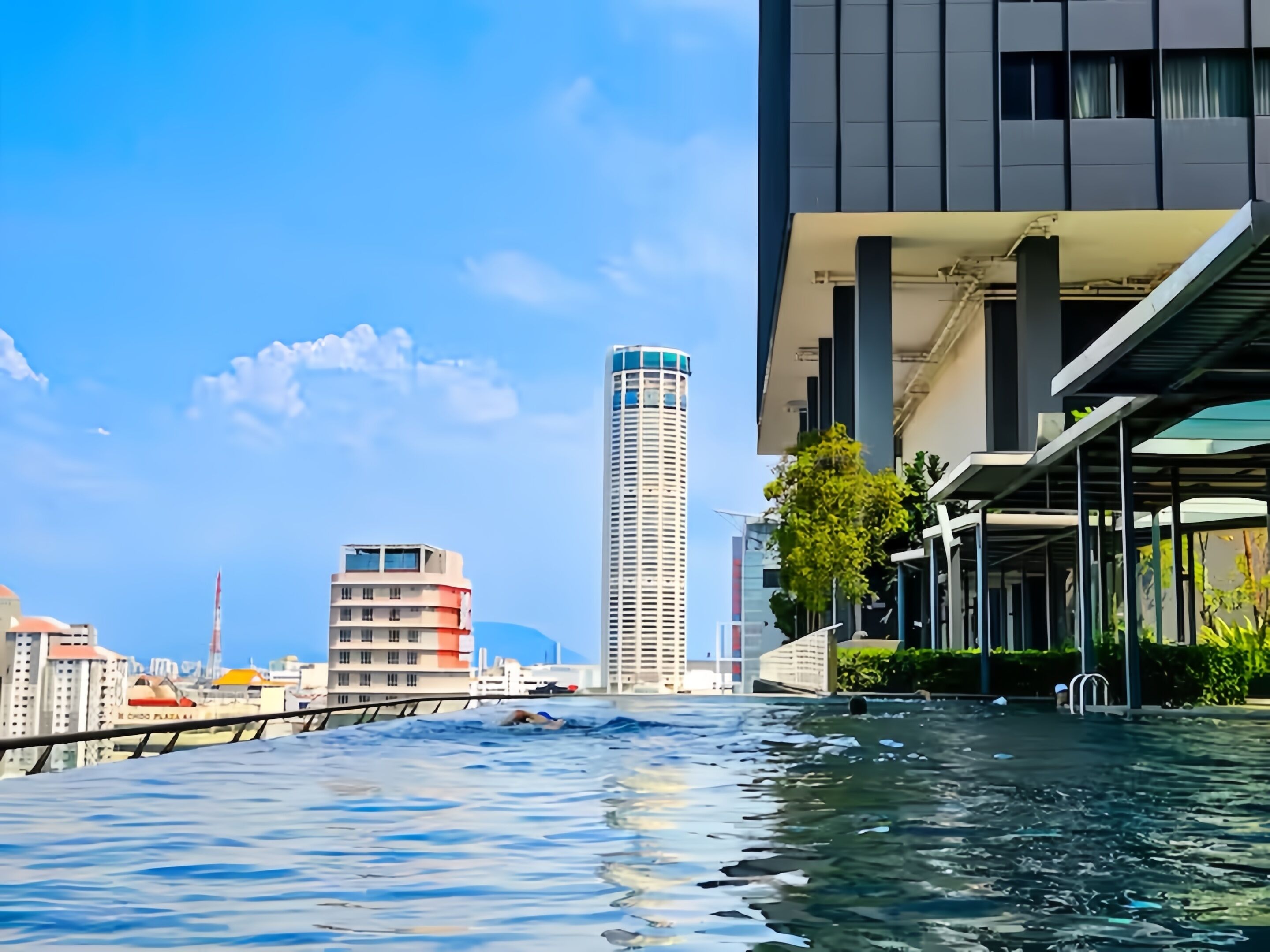 Una piscina al aire libre, tumbonas
