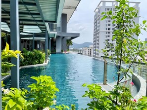 Outdoor pool, sun loungers - Tropicana 218 Macalister by Local Host (George Town)