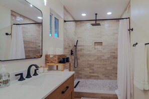 Hair dryer, towels - South Austin Retreat | 4BR Sleeps 12 | Half-Acre Yard + Deck (Manchaca)