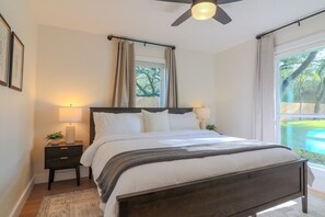 4 bedrooms, desk, iron/ironing board, travel cot - South Austin Retreat | 4BR Sleeps 12 | Half-Acre Yard + Deck (Manchaca)