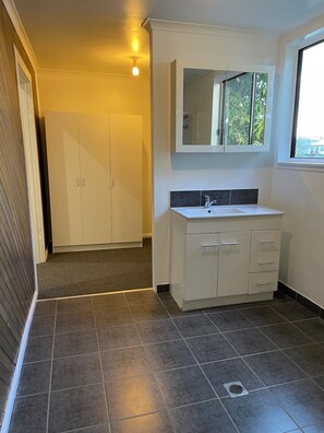 Shower, towels, toilet paper - 3 bedroom Cottage Sth Grafton with ensuite, AC, WI-FI, Parkin near river & town. (South Grafton)