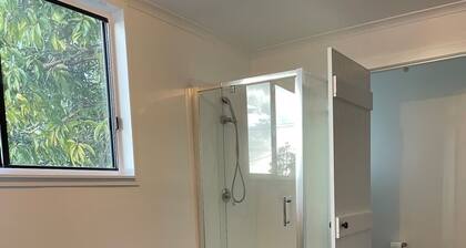 3 bedroom Cottage Sth Grafton with ensuite, AC, WI-FI, Parkin near river & town.