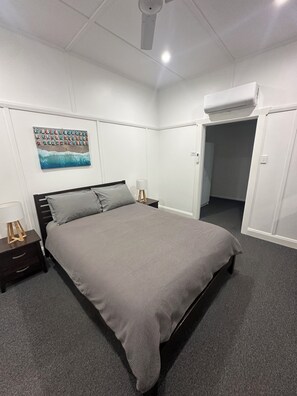 Iron/ironing board, WiFi, bed sheets - 3 bedroom Cottage Sth Grafton with ensuite, AC, WI-FI, Parkin near river & town. (South Grafton)