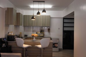 Private kitchen - Cozy 1-bedroom apartment in delightful Nairobi with fitness room (Nairobi)