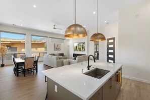 TV, fireplace, ping pong - Cathedral House, Hot Tub, Fire Pit, Deck, Views (Sedona)