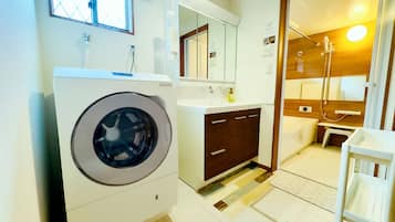 Ensemble douche/baignoire, articles de toilette gratuits, sèche-cheveux