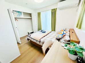 Down duvets, desk, laptop workspace, blackout curtains - Hao Bros.Home Gemini (KATSUSHIKA CITY)