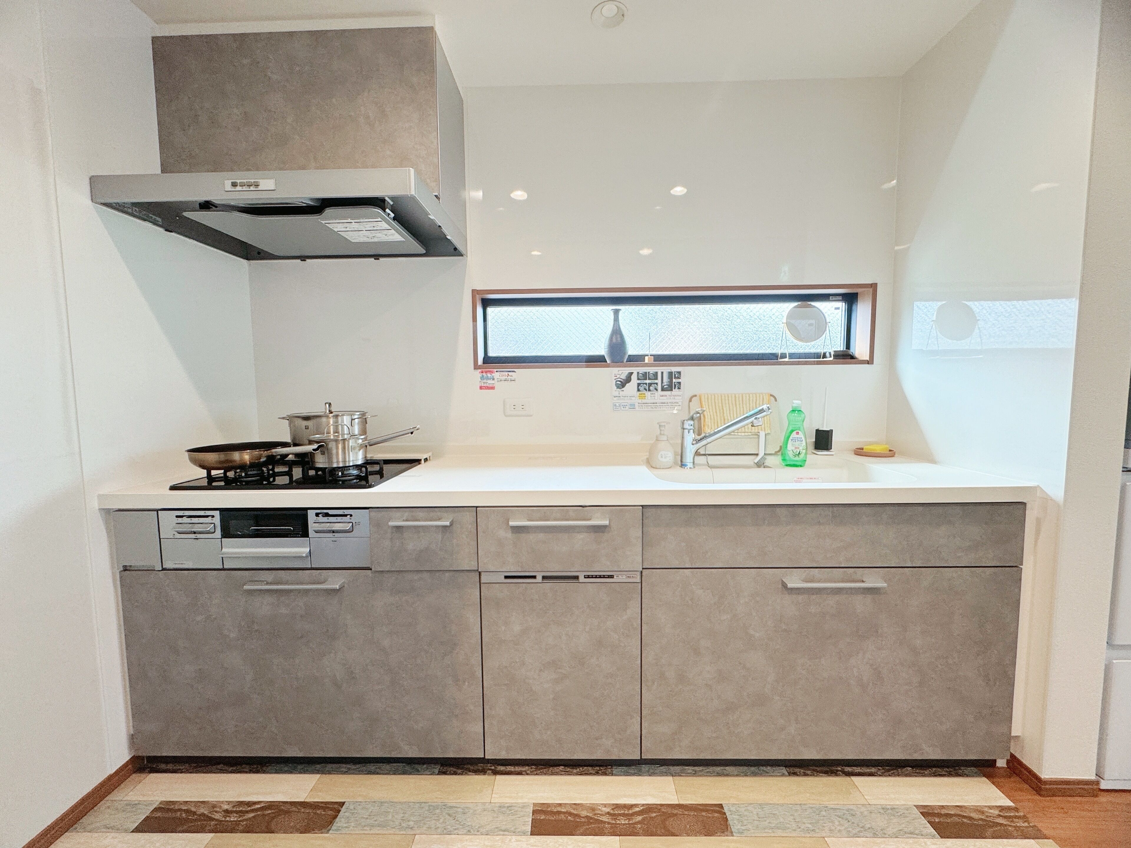 Full-sized fridge, microwave, stovetop, dishwasher