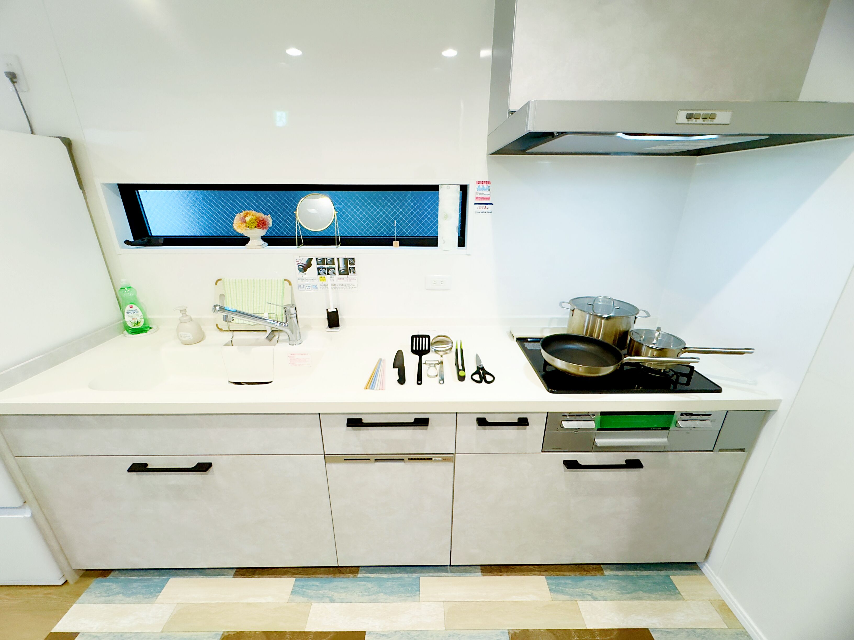 Full-sized fridge, microwave, stovetop, dishwasher
