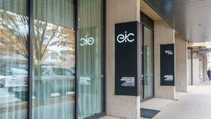 Ein Gebäude mit großen Glasfenstern, einer schwarzen Beschilderung mit dem 'eic'-Logo und einem kleineren Schild mit der Aufschrift 'Executive Innovation Centre Kingston Foreshore'.