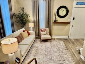 Smart TV - The Black Nest • Modern Duplex w/ Porch (Ashland)