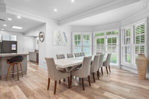 Living room - Spacious 7-bed Family Home in Chapel Hill (Brisbane)