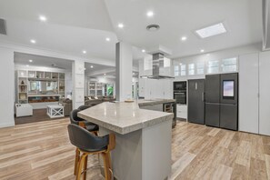 Private kitchen - Spacious 7-bed Family Home in Chapel Hill (Brisbane)