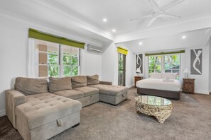 Living room - Spacious 7-bed Family Home in Chapel Hill (Brisbane)