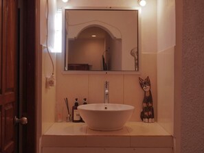 Chambre Triple Standard, balcon | Salle de bain
