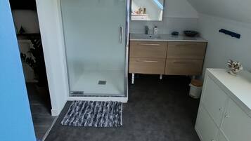 Haartrockner, Handtücher, Toilettenpapier