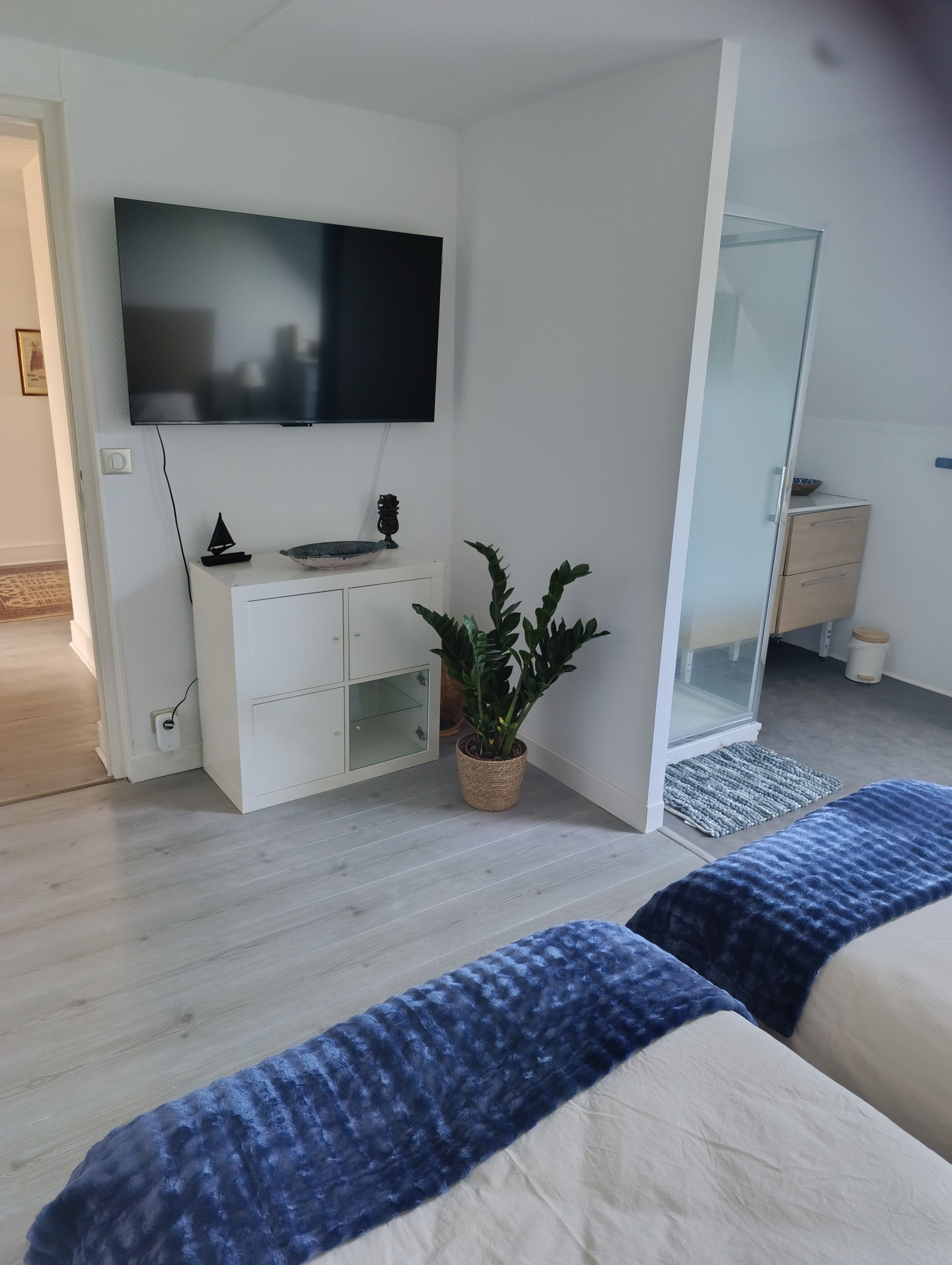 Tabla de planchar con plancha, wifi, ropa de cama