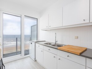 Fridge, microwave, oven, dishwasher - Cozy 1-Bedroom Apartment with Sea View (Middelkerke)