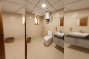 Shower, towels, soap, toilet paper - Ivory Stay -Studio Apartment (Jaipur)