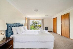 6 bedrooms, laptop workspace, bed sheets - Spacious Family Home With Iconic Views (Sydney)