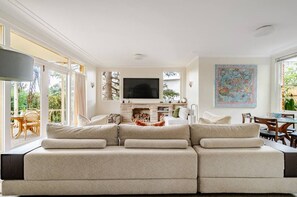 Living room - Spacious Family Home With Iconic Views (Sydney)