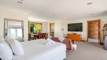 6 bedrooms, laptop workspace, bed sheets
