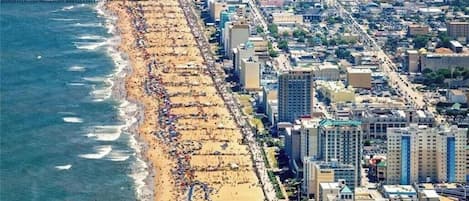 Nära stranden, solstolar och strandhanddukar