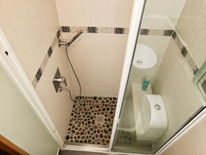 Chuveiro, secador de cabelo, toalhas de banho, sabonete