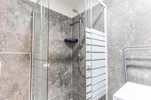 Basic-Studio | Badezimmer | Dusche, kostenlose Toilettenartikel, Haartrockner, Handtücher