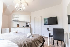 Basic-Studio | Schreibtisch, laptopgeeigneter Arbeitsplatz, Bügeleisen/Bügelbrett