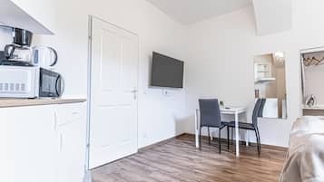 Basic Studio | Private kitchenette | Mini-fridge, microwave, stovetop, cookware/dishes/utensils
