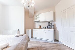 Basic-Studio | Eigene Kochnische | Mini-Kühlschrank, Mikrowelle, Herdplatte, Kochgeschirr/Geschirr/Besteck