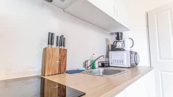 Basic Studio | Private kitchenette | Mini-fridge, microwave, stovetop, cookware/dishes/utensils