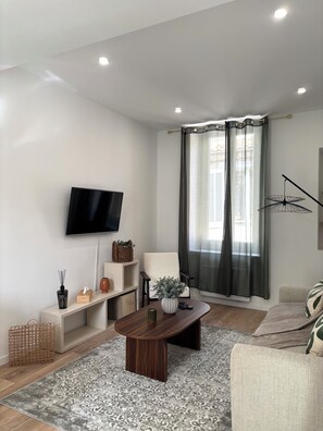 Smart TV, books - L'Écrin Vert - Spacious, terrace & walking center (Nîmes)