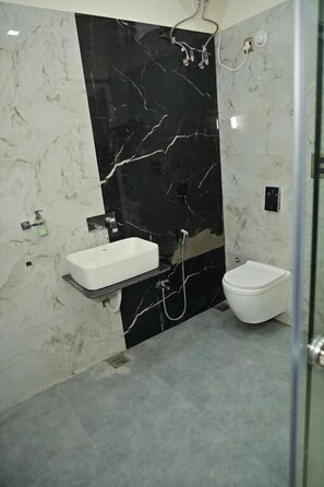 Deluxe Double Room, City View | Bathroom - Hotel Green Crystal (Raipur)