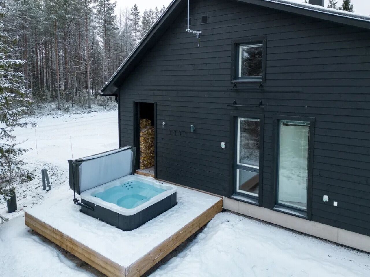 Outdoor spa tub
