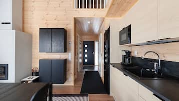 Superior Duplex, 2 Bedrooms, Sauna | Dapur peribadi | Peti sejuk/penyejuk beku saiz penuh, ketuhar gelombang mikro, ketuhar