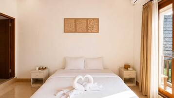 Habitación de hotel con techo de madera, cama con ropa blanca, aire acondicionado montado en la pared y ventana con cortinas.