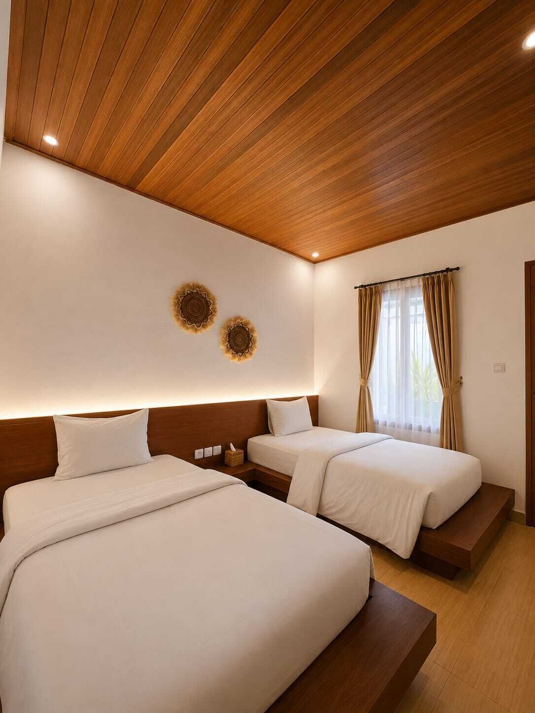 Habitación de hotel con dos camas, techo de madera y ventana con cortinas.