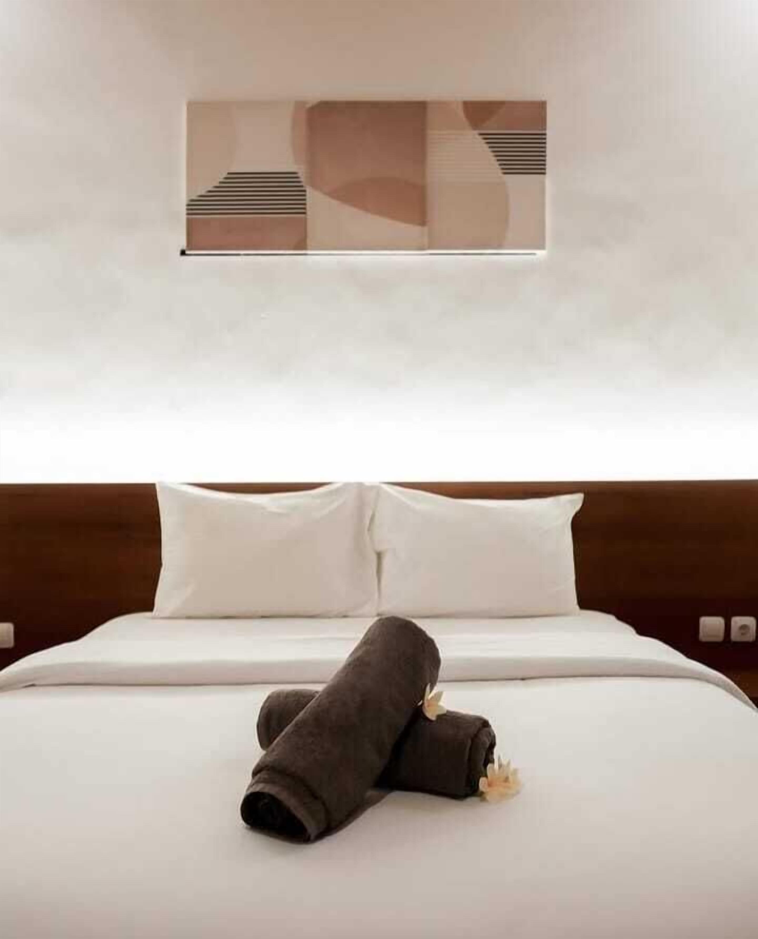 Blackout drapes, free WiFi, bed sheets