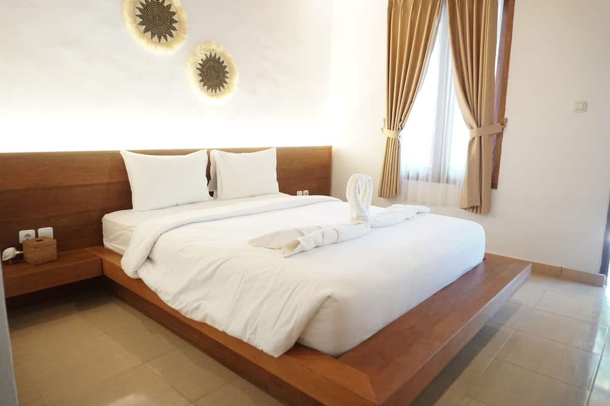 Blackout drapes, WiFi (free), bed sheets