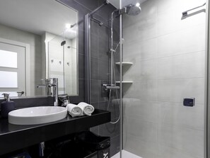 Dusche, Haartrockner, Handtücher