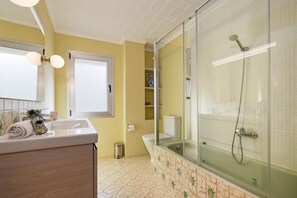 Shower, hair dryer, towels - Pueblo Historico - Javea, Costa Blanca (Javea)