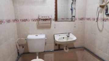Værelse til 3 personer | Badeværelse | Bruser, håndklæder, Toiletpapir