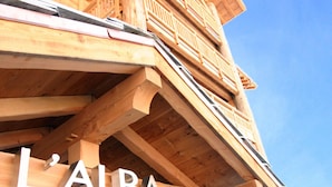 A wooden structure with the sign 'L'ALBA' indicating a hotel or resort. - Appartment in Vaujany (Les Deux Alpes)
