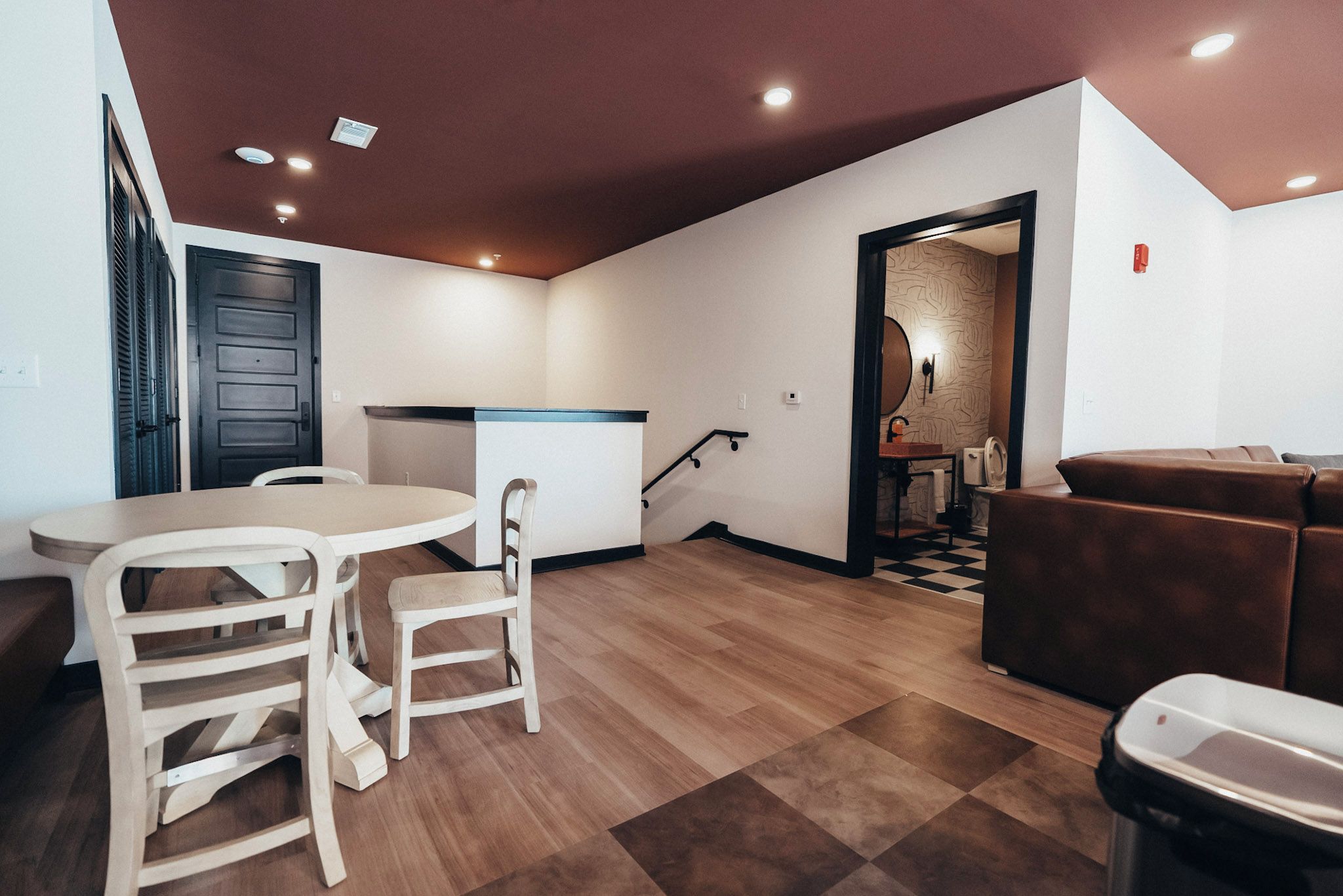 Un espacio habitable compacto con comedor, cocina y zona de estar.